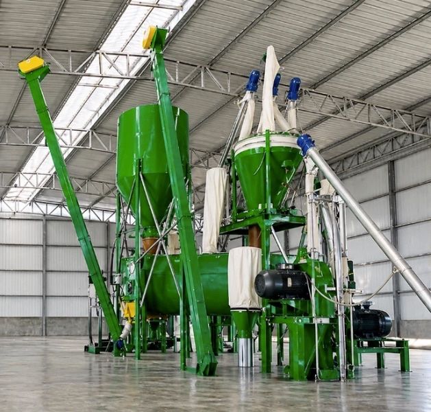 L'usine d'aliments Agronat — silos, mélangeur, granulation