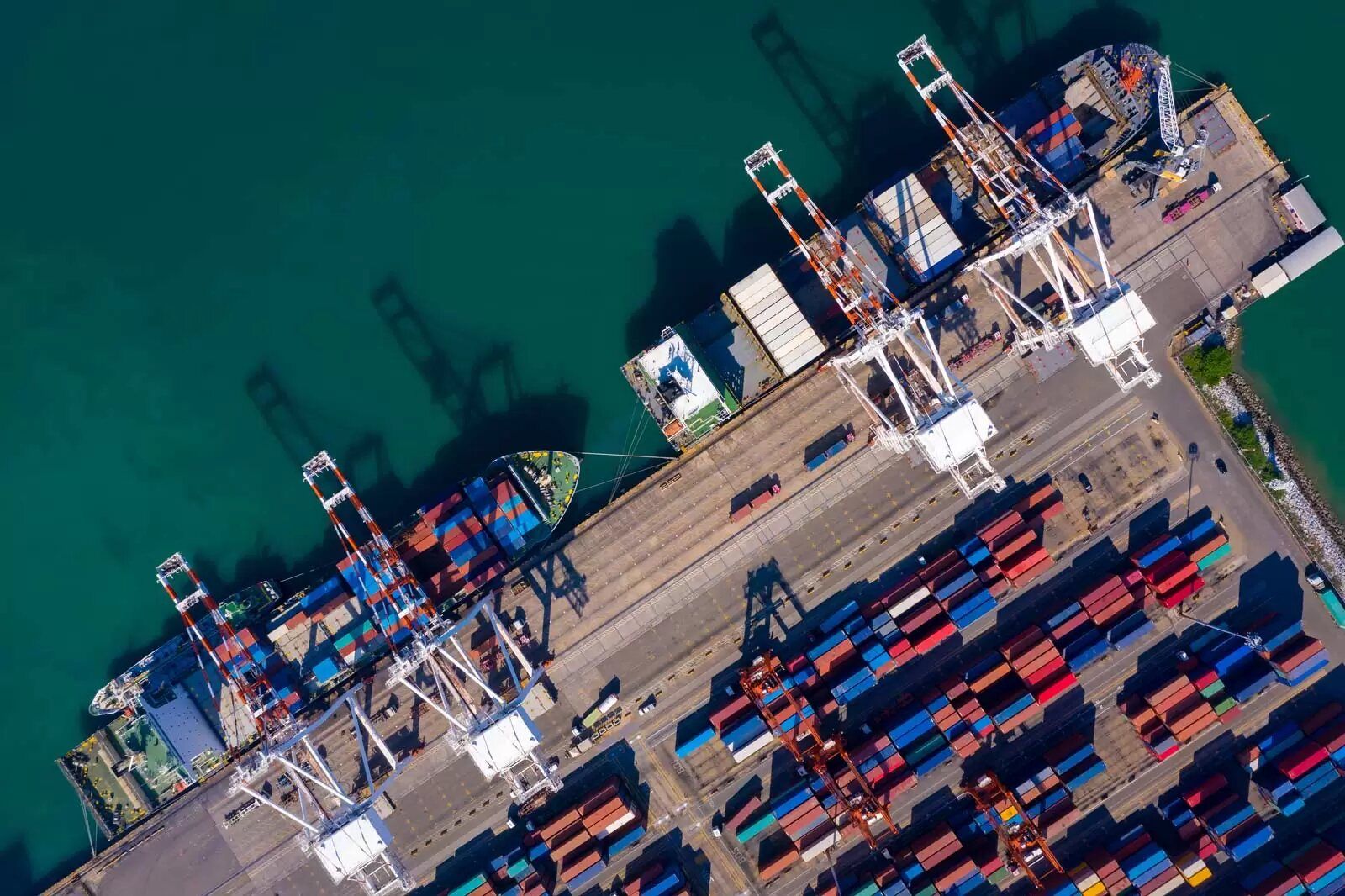 Terminal à conteneurs — le transit maritime, cœur du métier