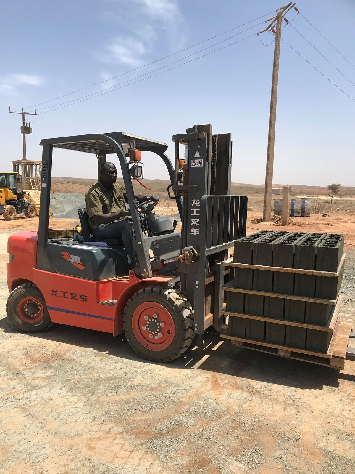 Chargement des palettes sur le site de production