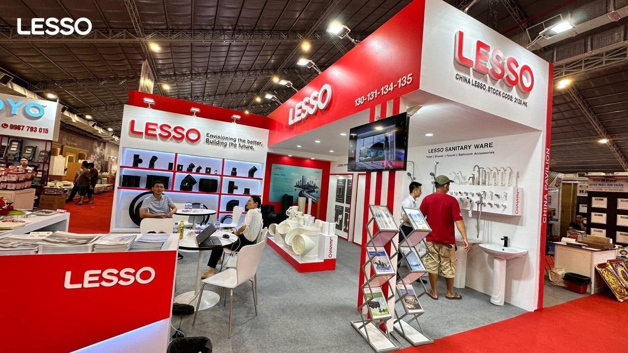 Le stand Lesso — tubes, raccords et sanitaires