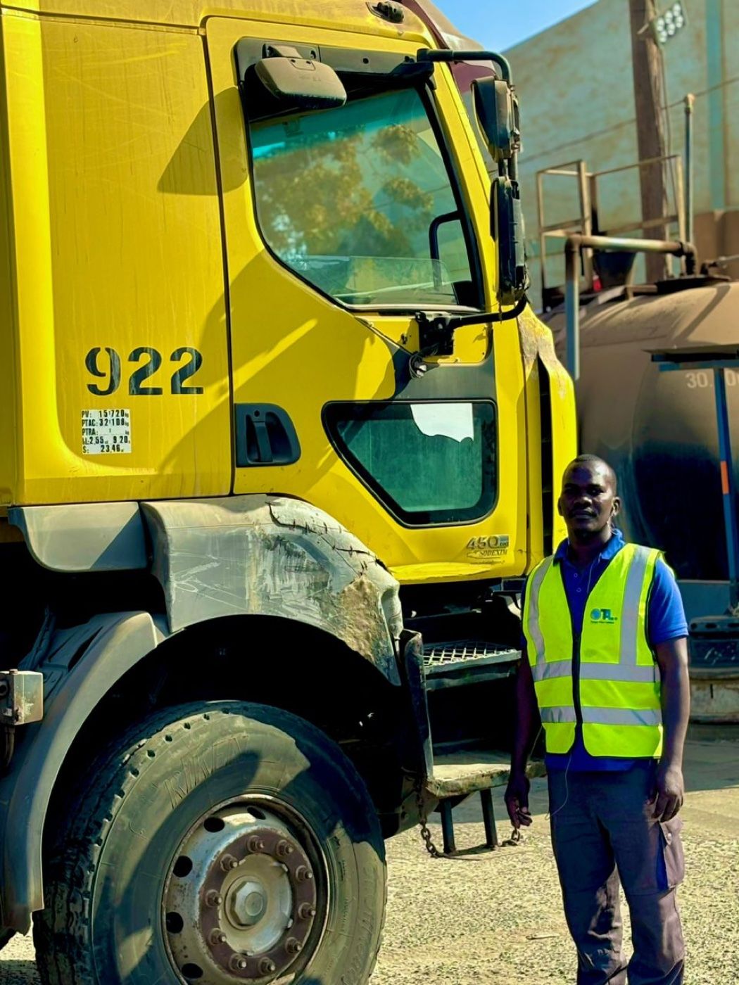 TAL — un camion de la flotte, avec son chauffeur